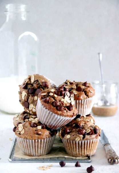 Ces muffins sans sucre à la banane sont un concentré de bonnes choses. Réalisés avec de la purée d'amande, ils sont à la fois sains, énergétiques et riches en fibres.