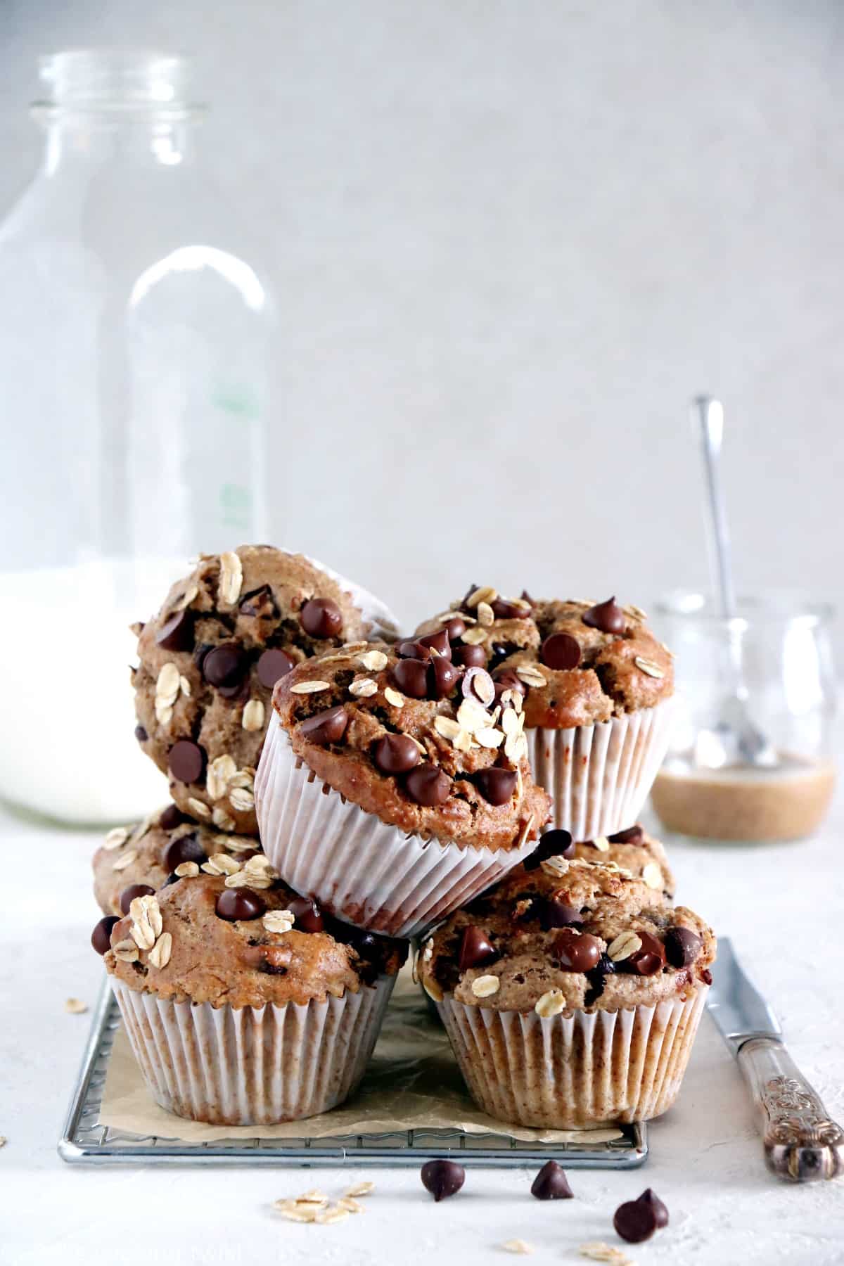 Ces muffins sans sucre à la banane sont un concentré de bonnes choses. Réalisés avec de la purée d'amande, ils sont à la fois sains, énergétiques et riches en fibres.