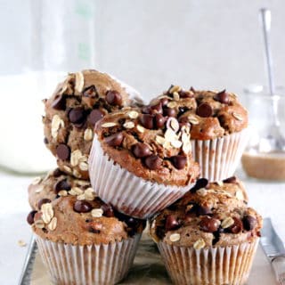 Ces muffins sans sucre à la banane sont un concentré de bonnes choses. Réalisés avec de la purée d'amande, ils sont à la fois sains, énergétiques et riches en fibres.