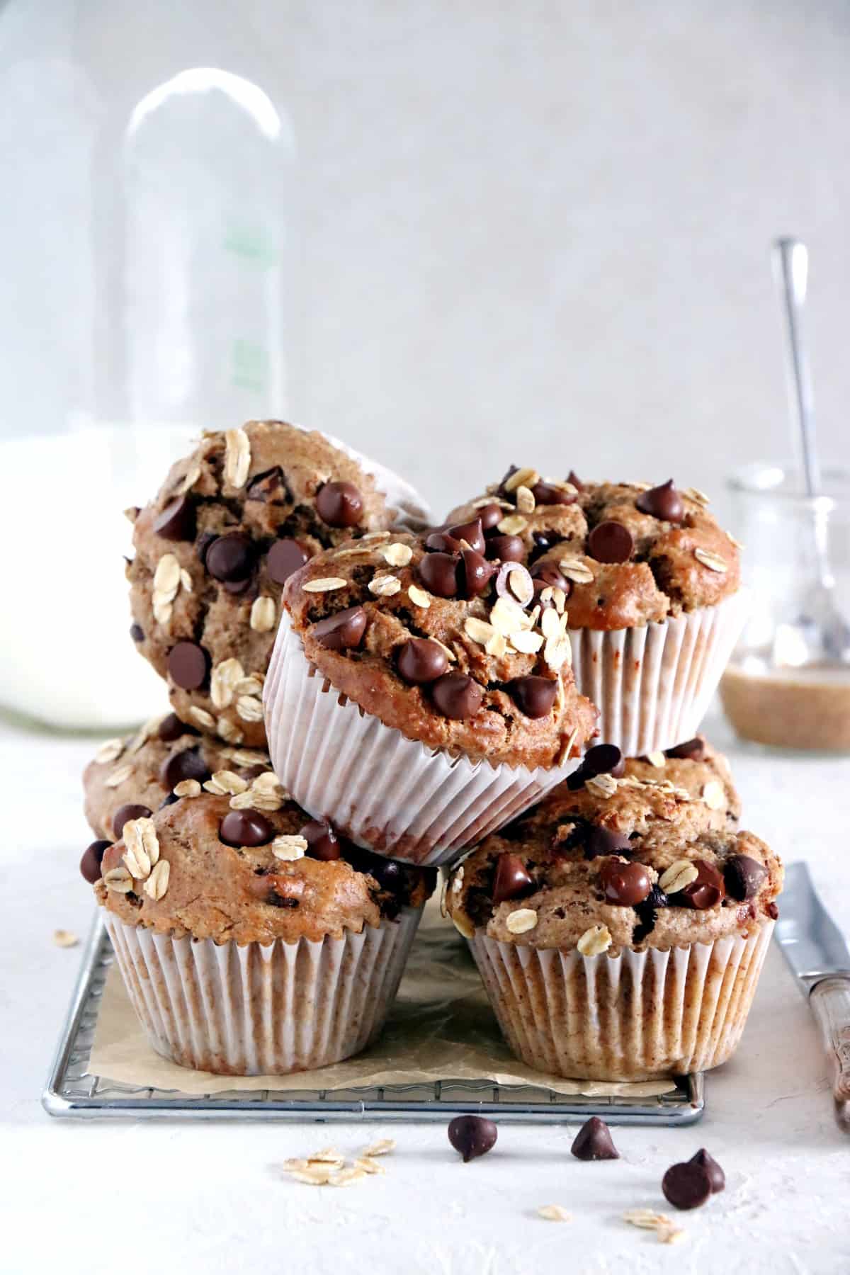 Ces muffins sans sucre à la banane sont un concentré de bonnes choses. Réalisés avec de la purée d'amande, ils sont à la fois sains, énergétiques et riches en fibres.