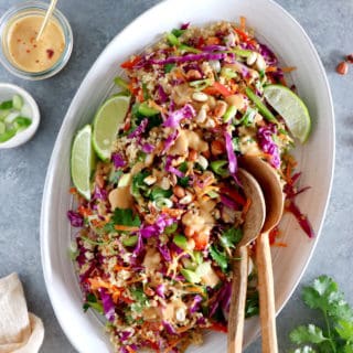 Délicieuse salade Thai au quinoa aux légumes croquants et servie avec une irrésistible sauce au beurre de cacahuète et au gingembre.