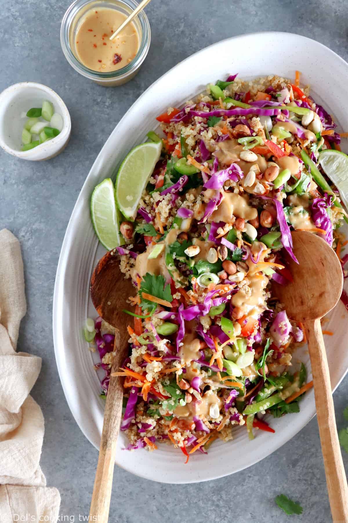 Délicieuse salade Thai au quinoa aux légumes croquants et servie avec une irrésistible sauce au beurre de cacahuète et au gingembre.