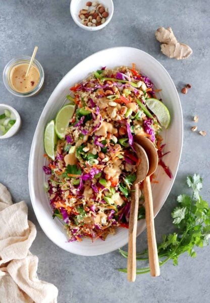 Délicieuse salade Thai au quinoa aux légumes croquants et servie avec une irrésistible sauce au beurre de cacahuète et au gingembre.