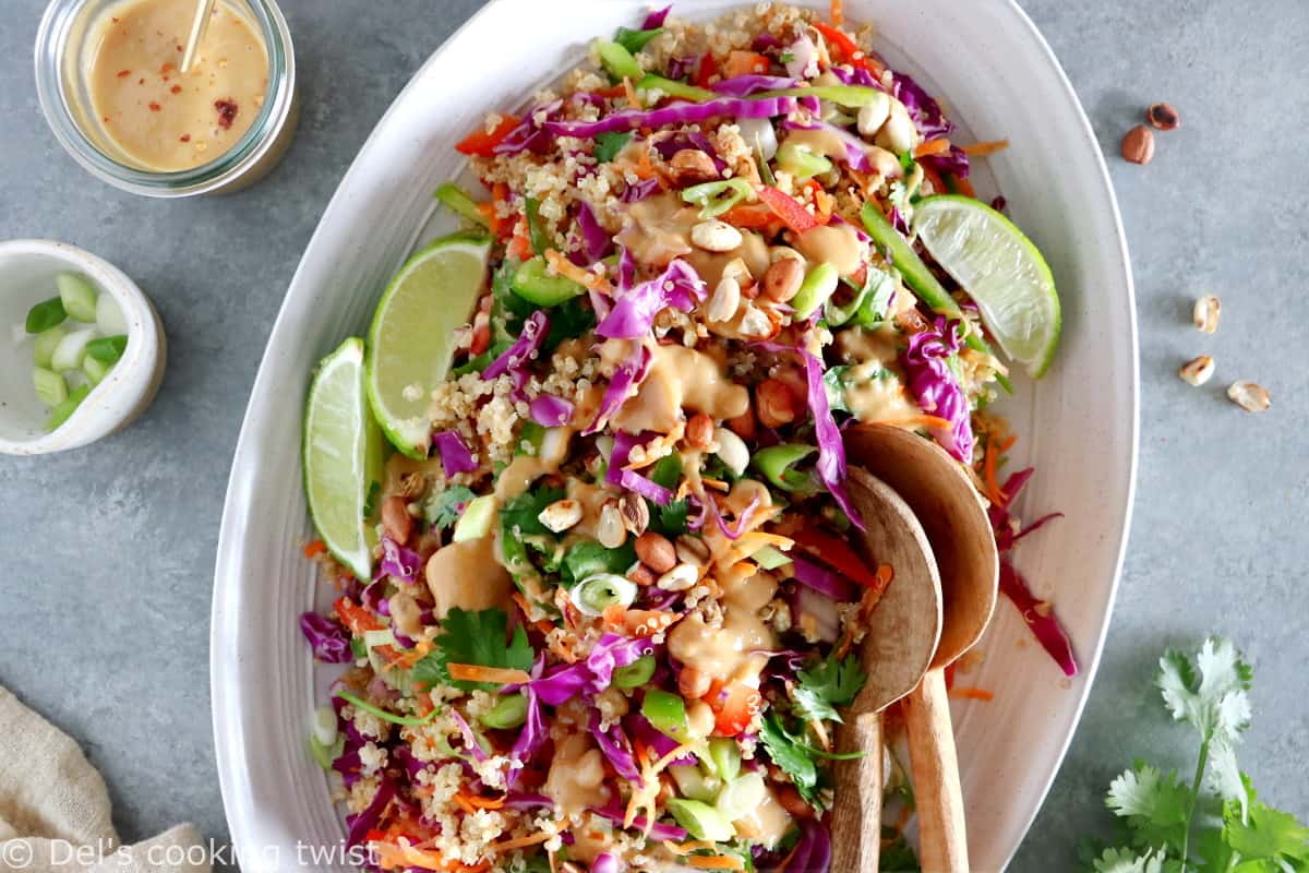 Délicieuse salade Thai au quinoa aux légumes croquants et servie avec une irrésistible sauce au beurre de cacahuète et au gingembre.