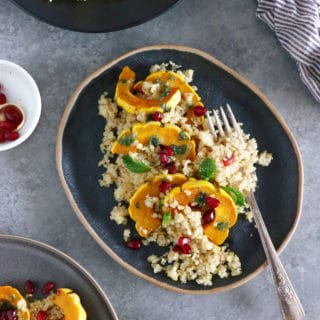 Pour une idée qui sort de l'ordinaire, découvrez ce plat de courges délicata rôties au four, servies avec du quinoa et un pesto de menthe aux saveurs subtiles et rafraîchissantes.