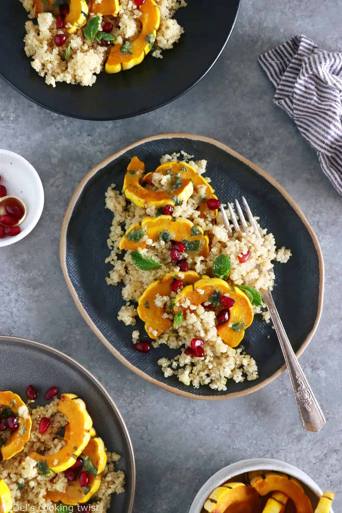 Pour une idée qui sort de l'ordinaire, découvrez ce plat de courges délicata rôties au four, servies avec du quinoa et un pesto de menthe aux saveurs subtiles et rafraîchissantes.