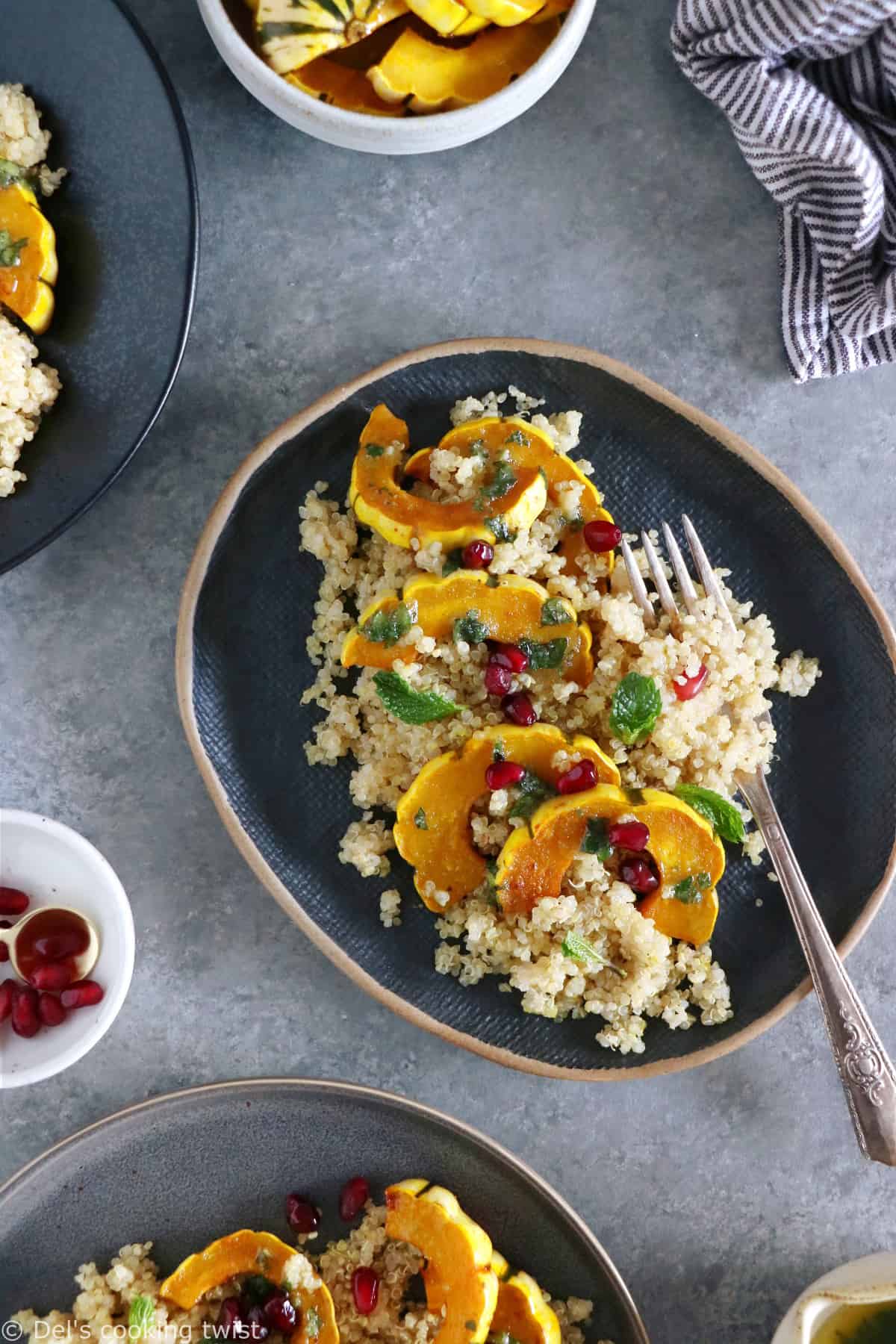 Pour une idée qui sort de l'ordinaire, découvrez ce plat de courges délicata rôties au four, servies avec du quinoa et un pesto de menthe aux saveurs subtiles et rafraîchissantes.