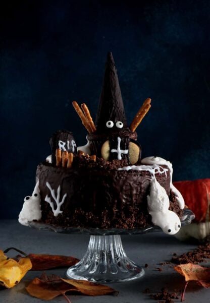 Ce gâteau hanté pour Halloween avec du chocolat et des fantômes est un dessert terrifiant de gourmandise.