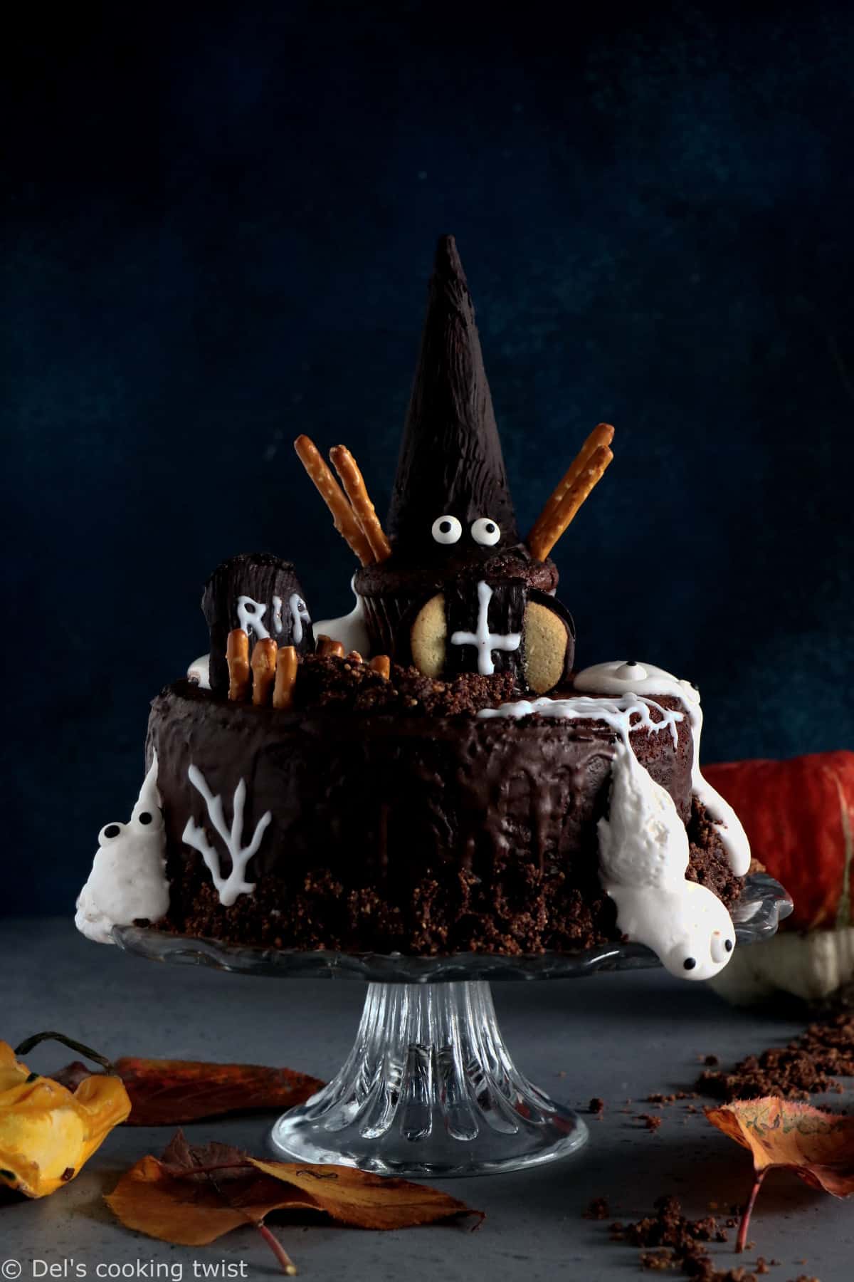 Ce gâteau hanté pour Halloween avec du chocolat et des fantômes est un dessert terrifiant de gourmandise.