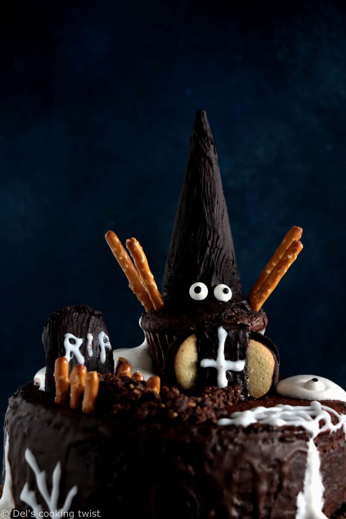 Ce gâteau hanté pour Halloween avec du chocolat et des fantômes est un dessert terrifiant de gourmandise.