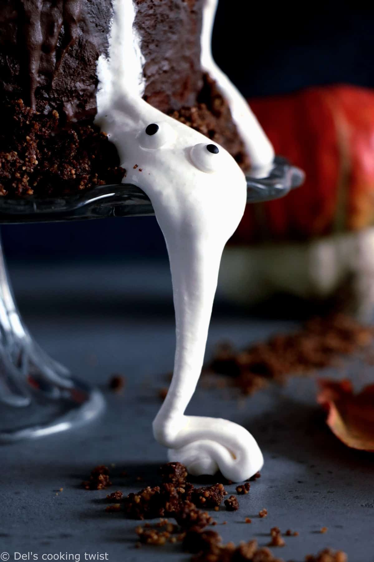 Ce gâteau hanté pour Halloween avec du chocolat et des fantômes est un dessert terrifiant de gourmandise.