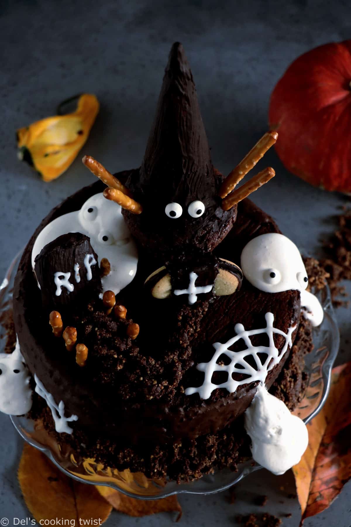 Ce gâteau hanté pour Halloween avec du chocolat et des fantômes est un dessert terrifiant de gourmandise.