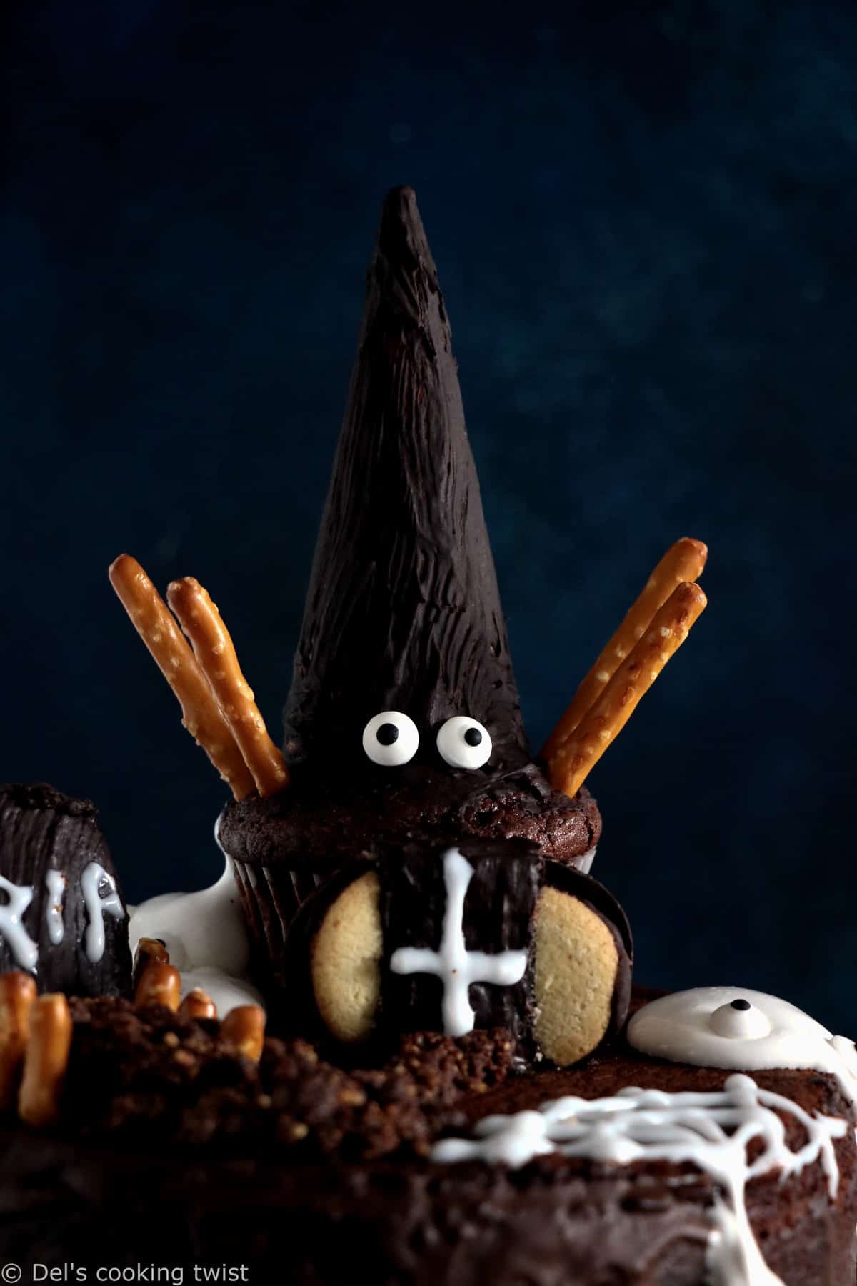 Ce gâteau hanté pour Halloween avec du chocolat et des fantômes est un dessert terrifiant de gourmandise.