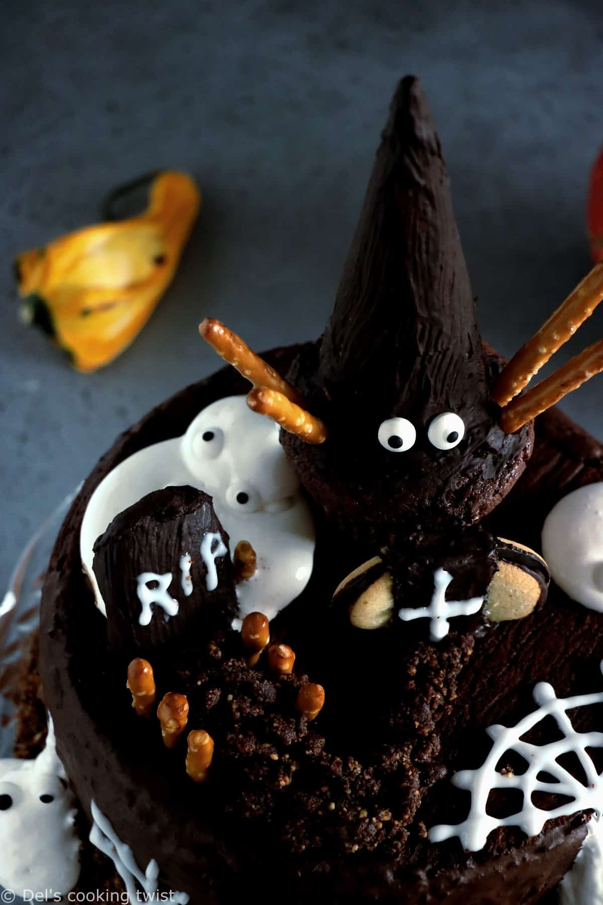 Ce gâteau hanté pour Halloween avec du chocolat et des fantômes est un dessert terrifiant de gourmandise.