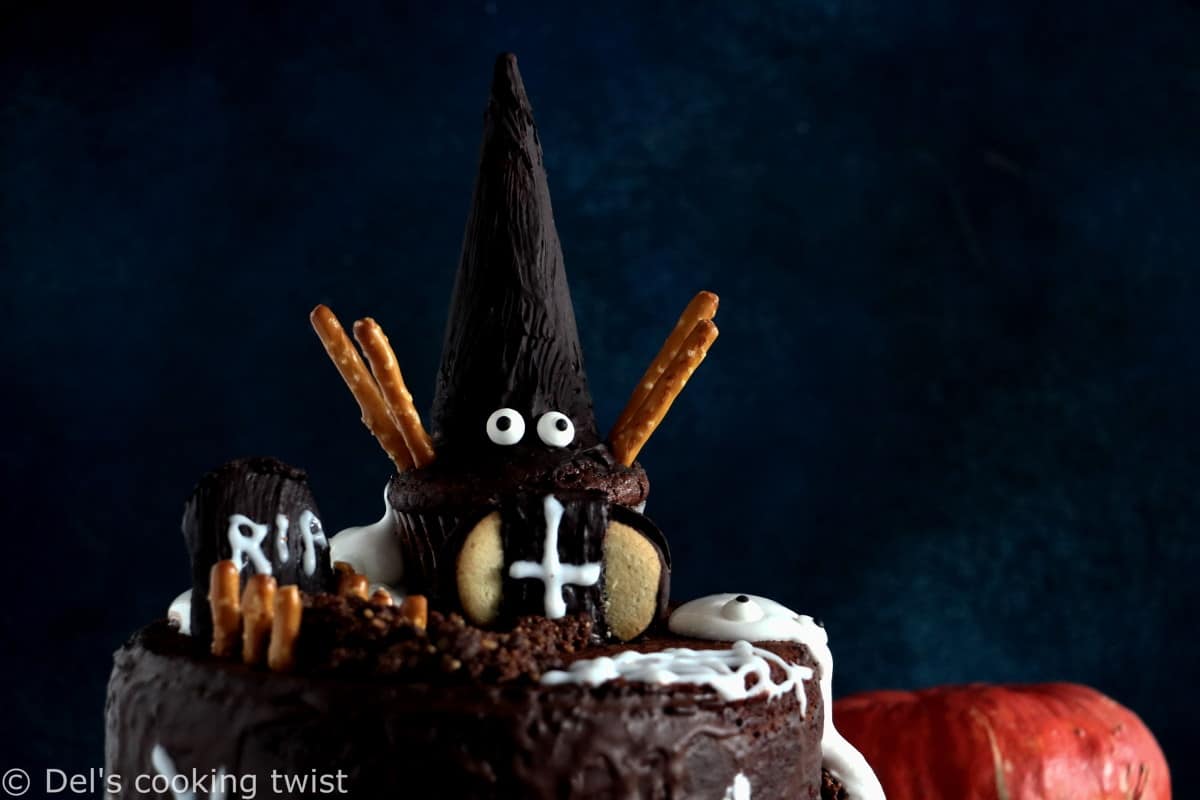 Ce gâteau hanté pour Halloween avec du chocolat et des fantômes est un dessert terrifiant de gourmandise.