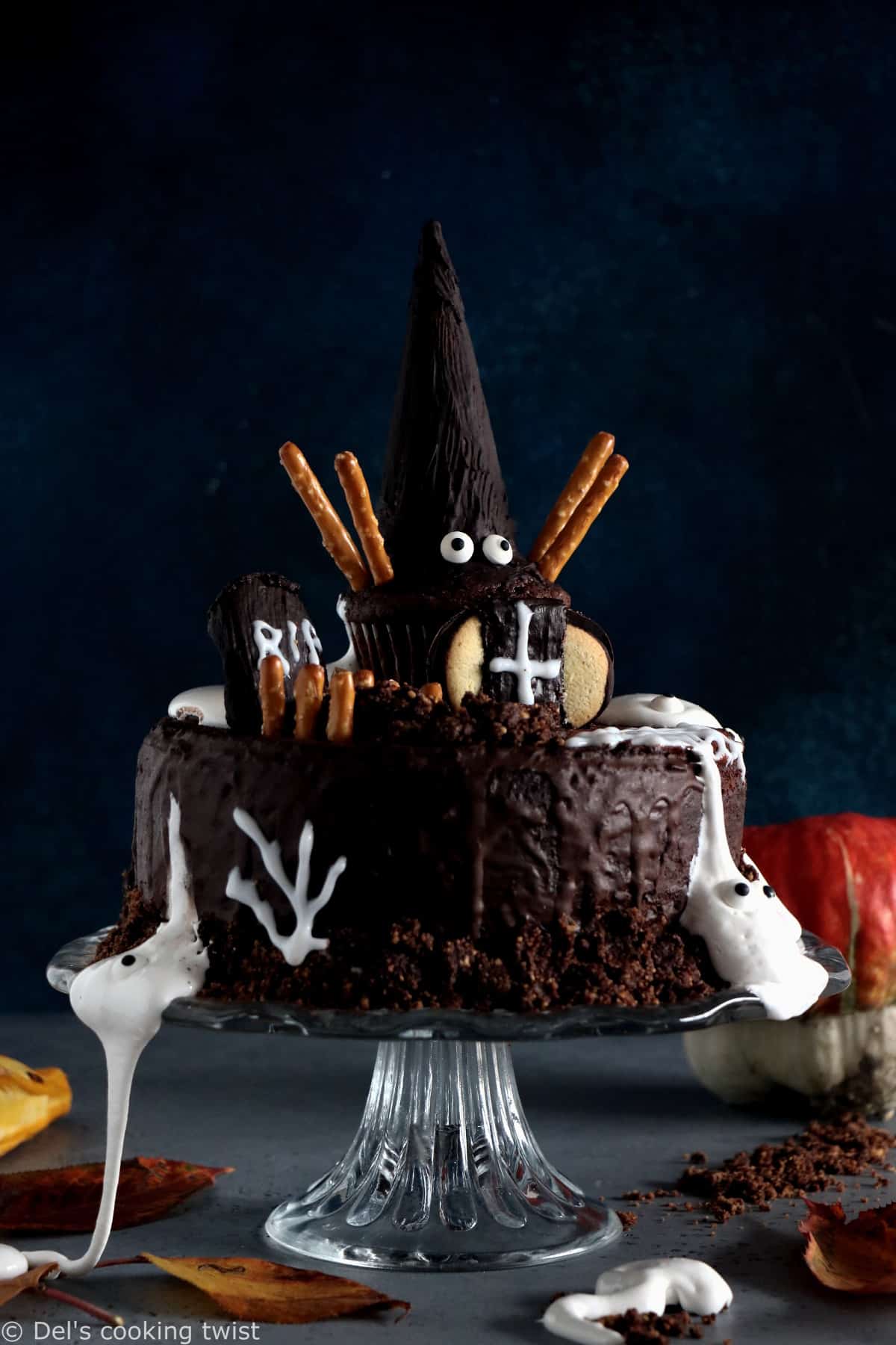 Ce gâteau hanté pour Halloween avec du chocolat et des fantômes est un dessert terrifiant de gourmandise.