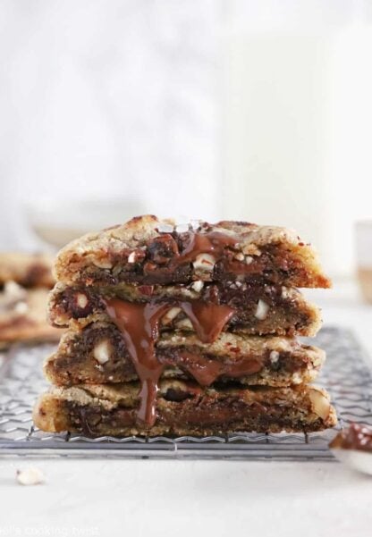 À la fois épais, généreux et légèrement croquants, ces cookies renferment un centre coulant de pâte à tartiner au chocolat des plus irrésistibles.