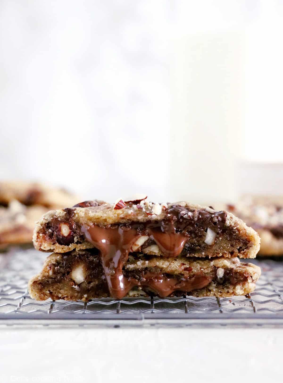 À la fois épais, généreux et légèrement croquants, ces cookies renferment un centre coulant de pâte à tartiner au chocolat des plus irrésistibles.