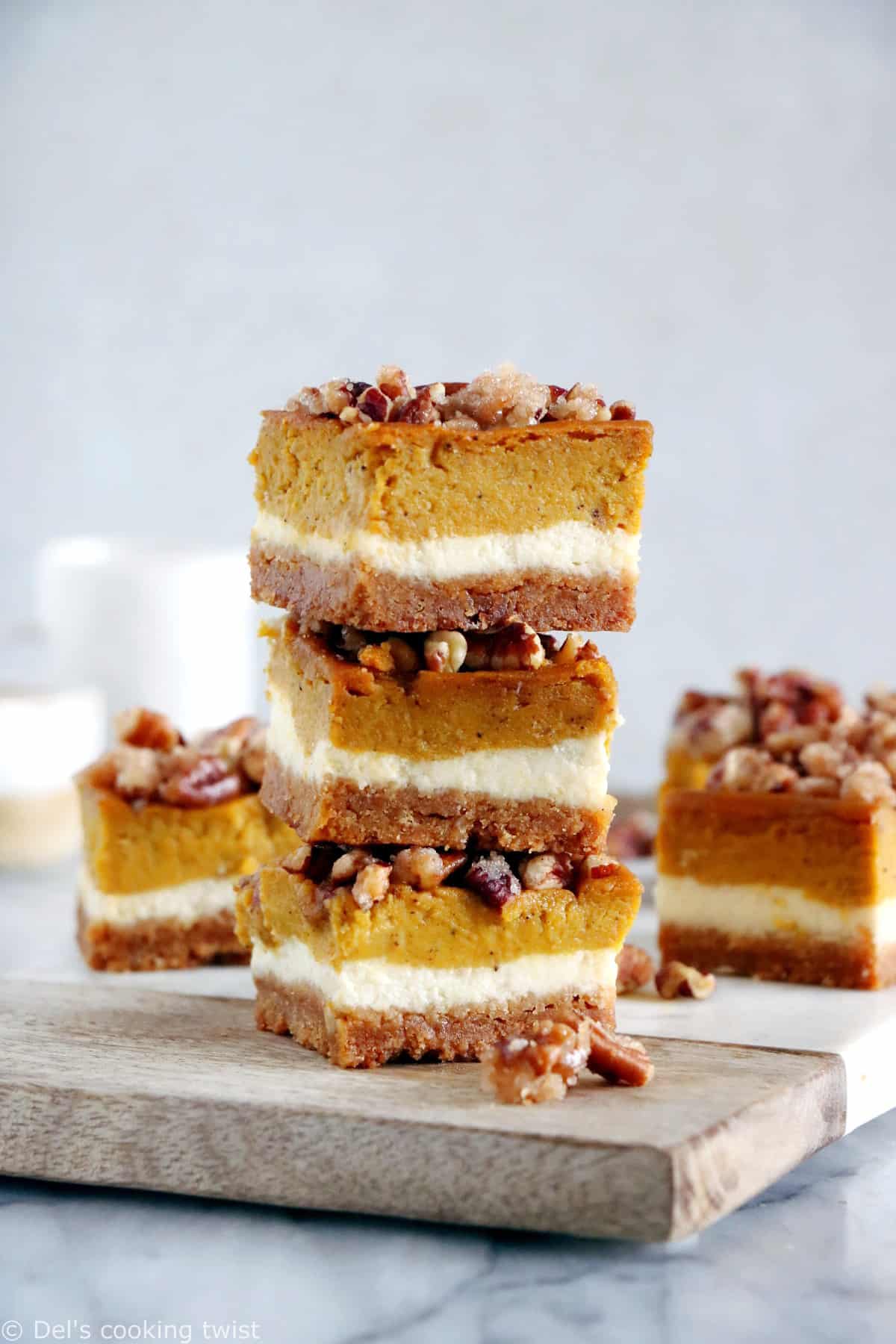 Ces pumpkin cheesecake bars aux noix de pécan mêlent subtilement les épices chaudes d'une pumpkin pie, le crémeux rafraîchissant d'un cheesecake et le croquant d'une pecan pie.