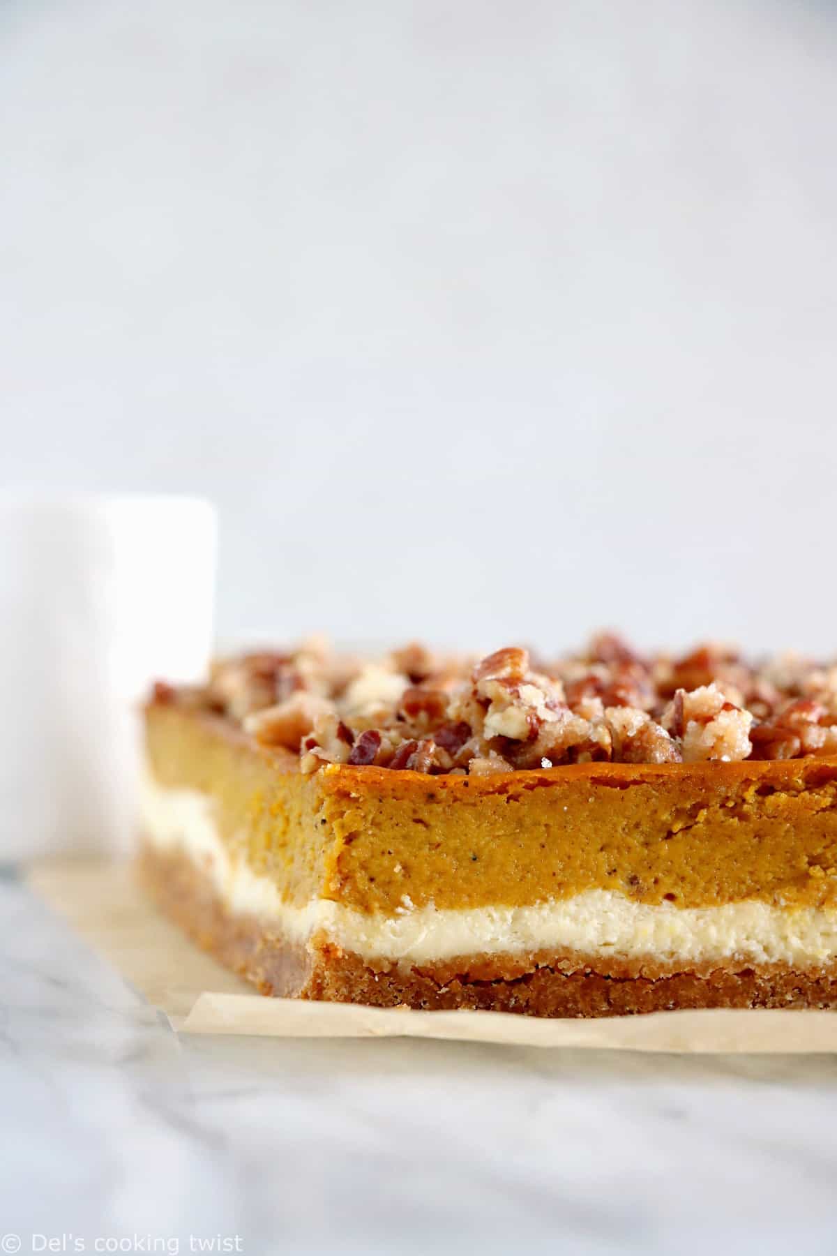 Ces pumpkin cheesecake bars aux noix de pécan mêlent subtilement les épices chaudes d'une pumpkin pie, le crémeux rafraîchissant d'un cheesecake et le croquant d'une pecan pie. 