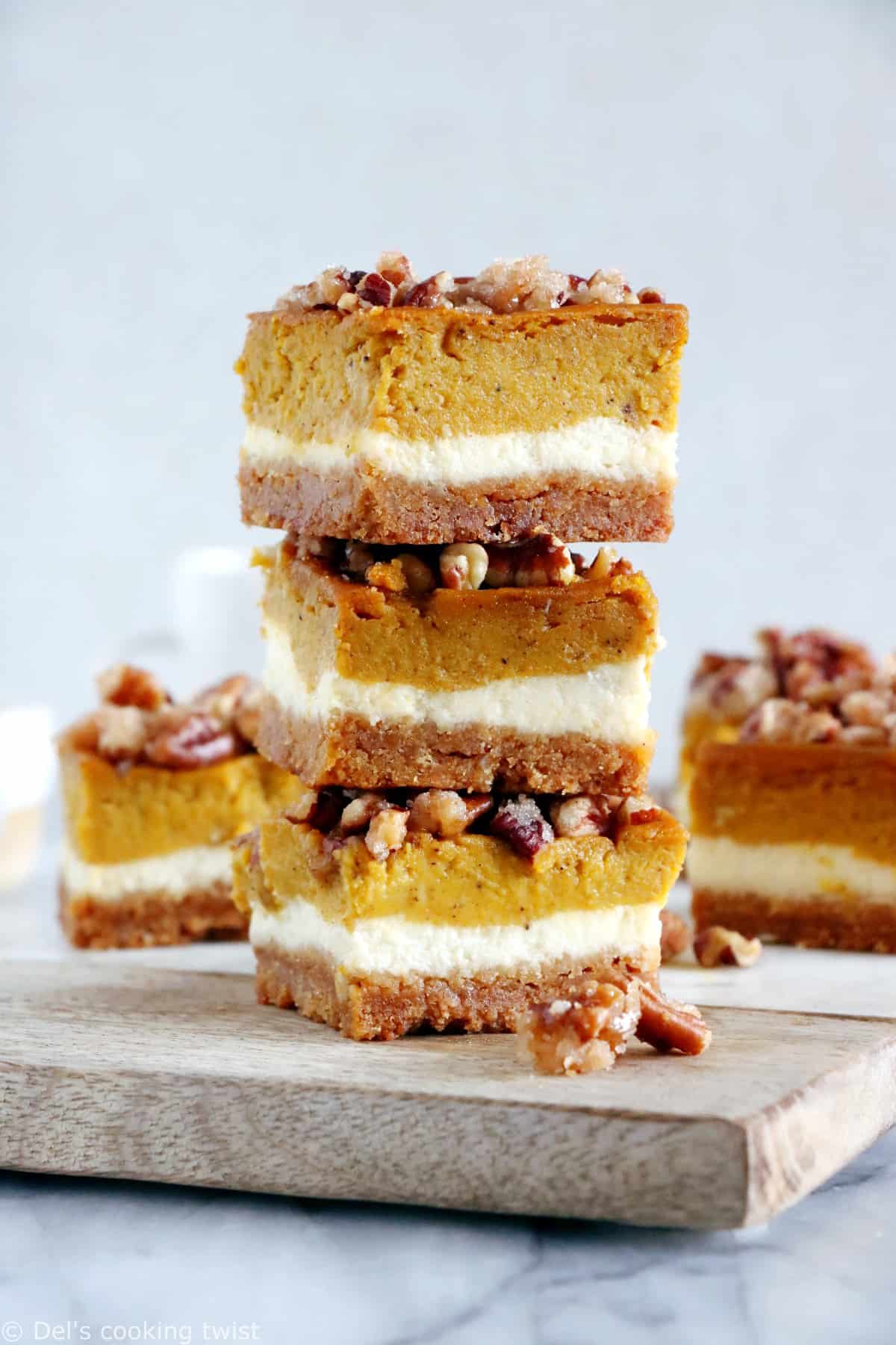 Ces pumpkin cheesecake bars aux noix de pécan mêlent subtilement les épices chaudes d'une pumpkin pie, le crémeux rafraîchissant d'un cheesecake et le croquant d'une pecan pie. 