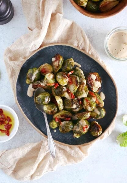 Des notes asiatiques s'invitent dans ce plat de choux de Bruxelles caramélisés à la sauce soja.