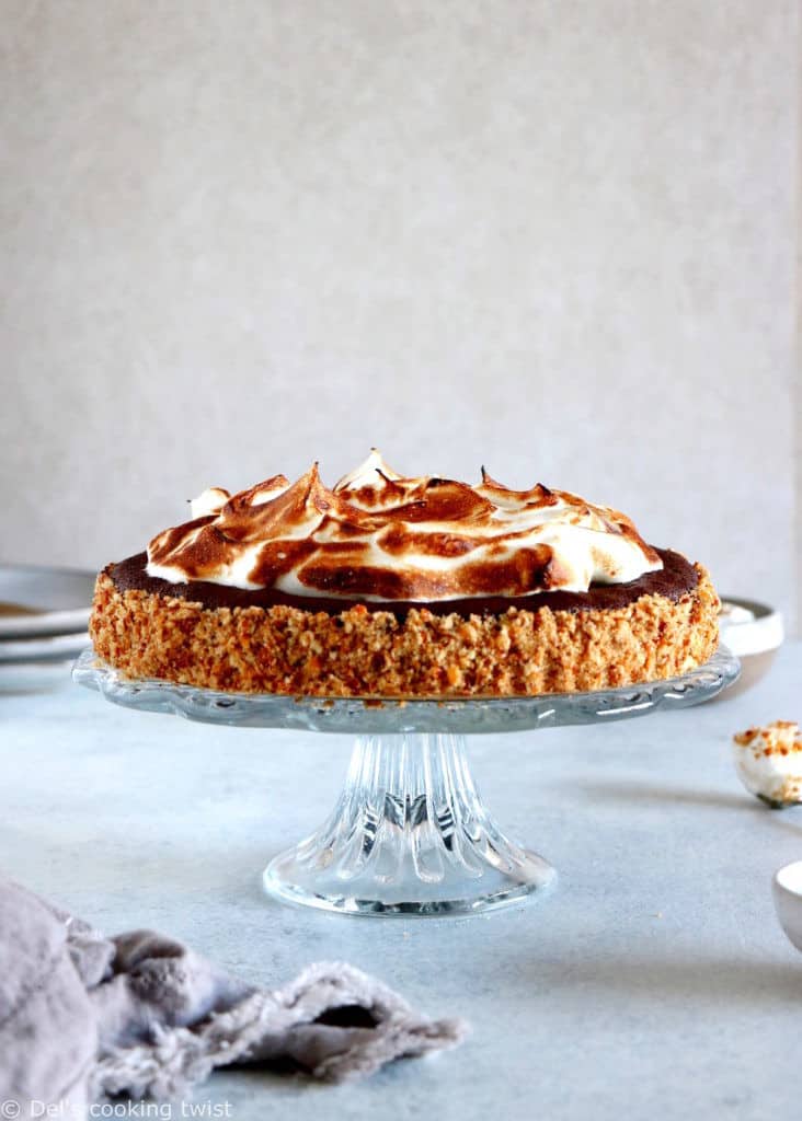 La tarte meringuée façon brownie au chocolat et bretzels est un dessert à la fois élégant et somptueux, avec un petit côté régressif auquel il est difficile de résister.