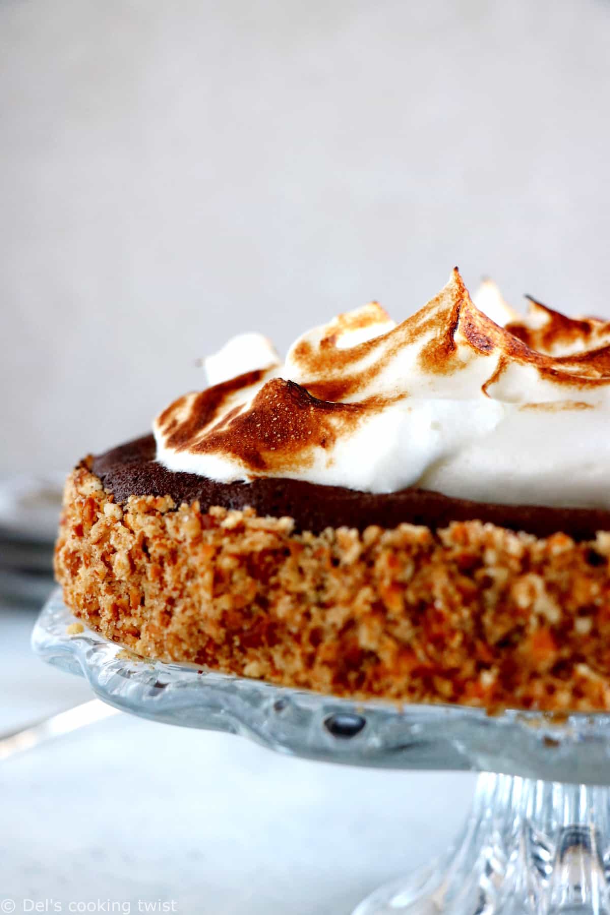 La tarte meringuée façon brownie au chocolat et bretzels est un dessert à la fois élégant et somptueux, avec un petit côté régressif auquel il est difficile de résister.