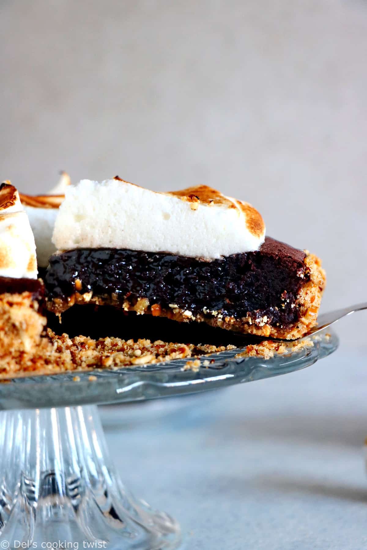 La tarte meringuée façon brownie au chocolat et bretzels est un dessert à la fois élégant et somptueux, avec un petit côté régressif auquel il est difficile de résister.