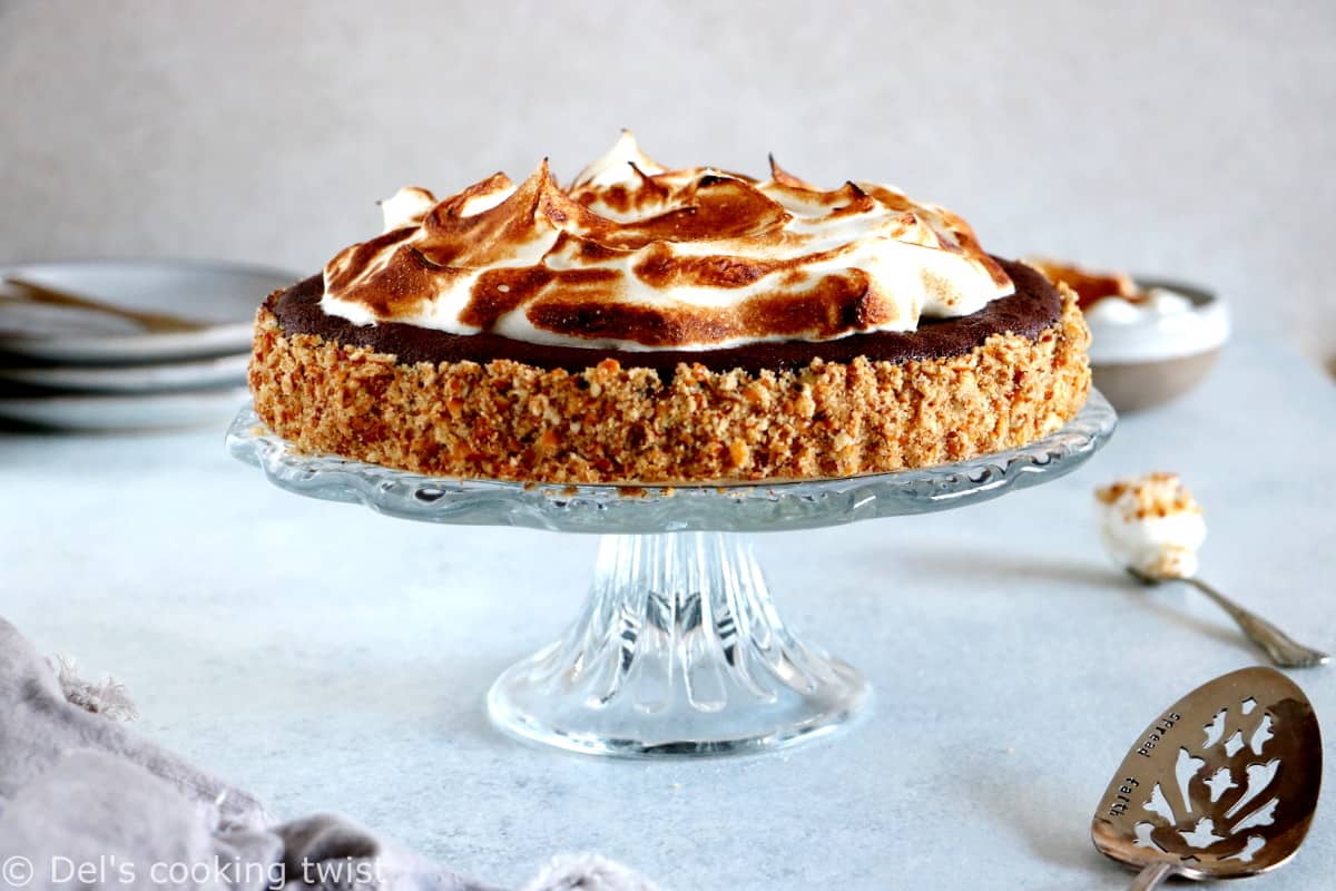 La tarte meringuée façon brownie au chocolat et bretzels est un dessert à la fois élégant et somptueux, avec un petit côté régressif auquel il est difficile de résister.