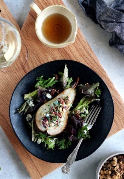 Une entrée ultra simple et festive à la fois, mêlant du fromage fondu, des poires juteuses et un crumble irrésistible aux noix de pécan. 