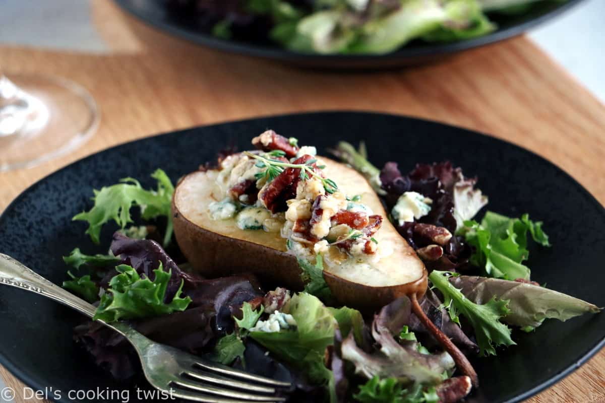 This simple dish combines melting cheese, juicy pears and a crunchy pecan-oat crumble, playing with sweet and savory flavors.