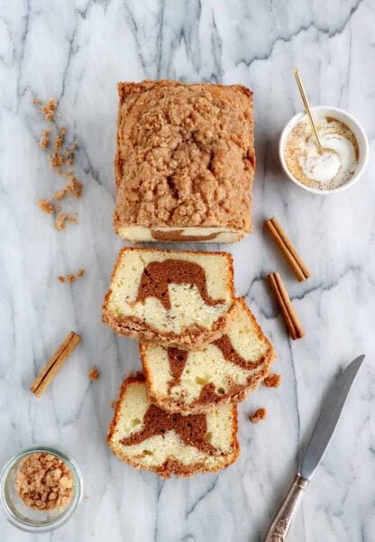 Le cake marbré à la cannelle est une recette toute simple délicieusement parfumée à la cannelle.