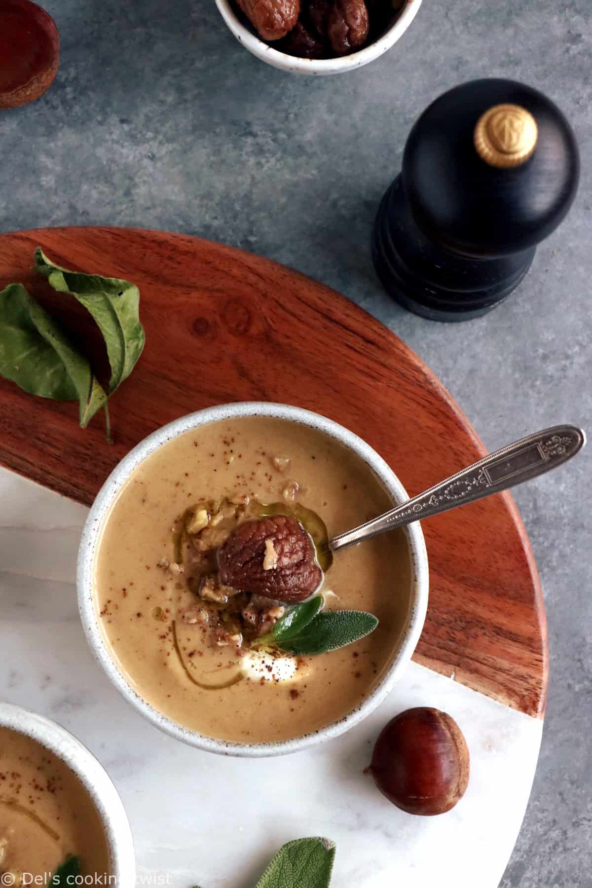 Avec ses saveurs rustiques et légères à la fois, cette soupe de châtaignes à la sauge constitue une entrée d'élégance pour un repas de fêtes.