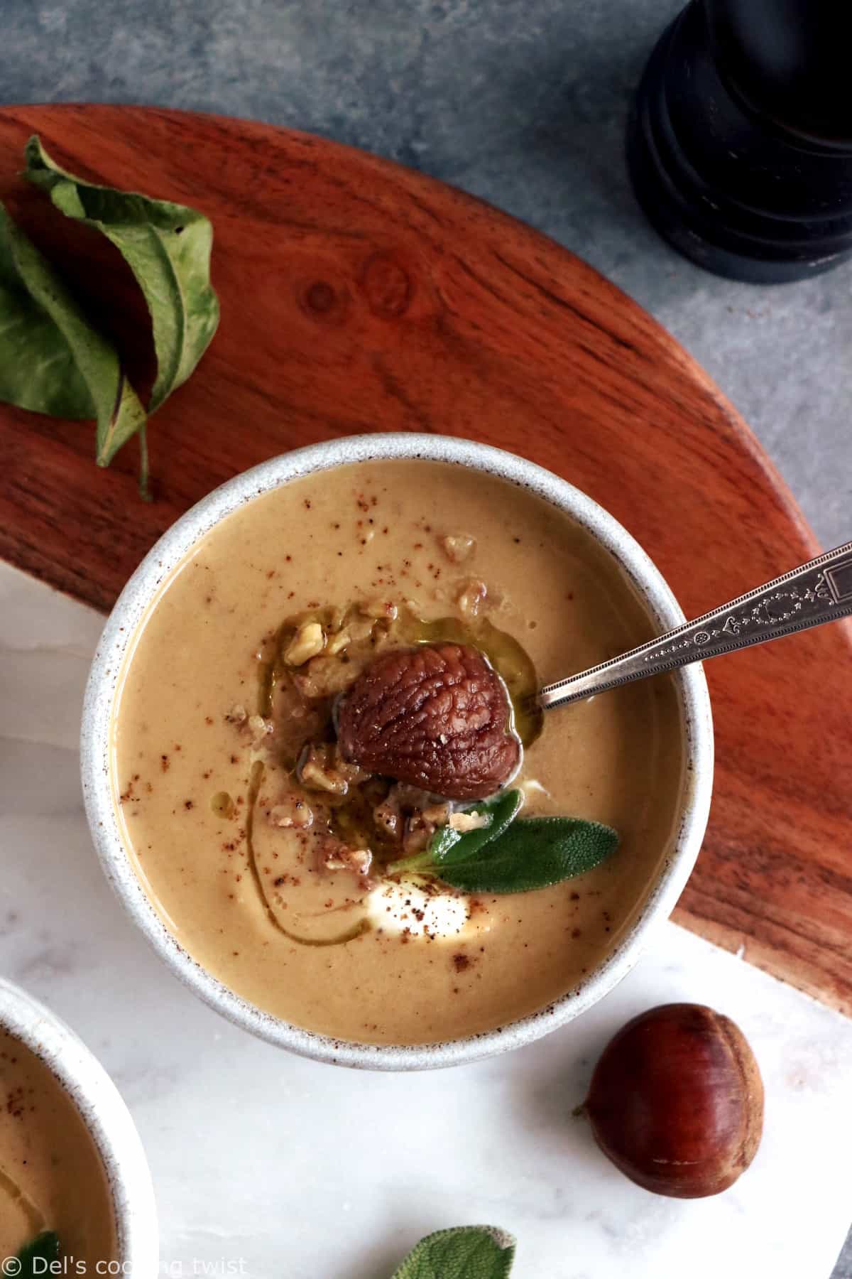 Avec ses saveurs rustiques et légères à la fois, cette soupe de châtaignes à la sauge constitue une entrée d'élégance pour un repas de fêtes.