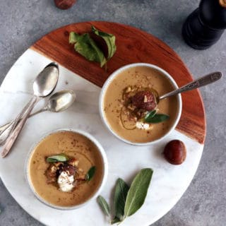 Avec ses saveurs rustiques et légères à la fois, cette soupe de châtaignes à la sauge constitue une entrée d'élégance pour un repas de fêtes.