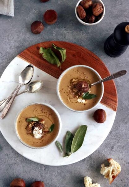 Avec ses saveurs rustiques et légères à la fois, cette soupe de châtaignes à la sauge constitue une entrée d'élégance pour un repas de fêtes.