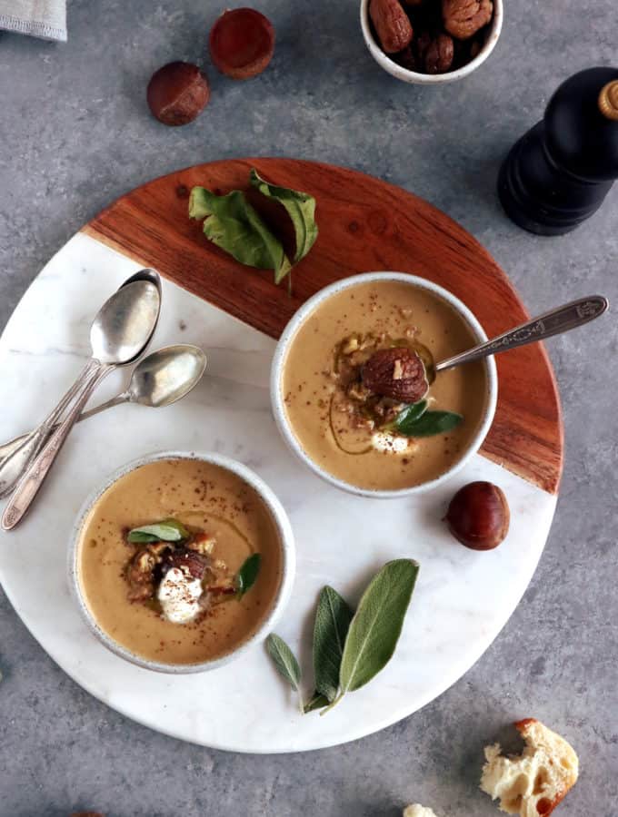 Avec ses saveurs rustiques et légères à la fois, cette soupe de châtaignes à la sauge constitue une entrée d'élégance pour un repas de fêtes.