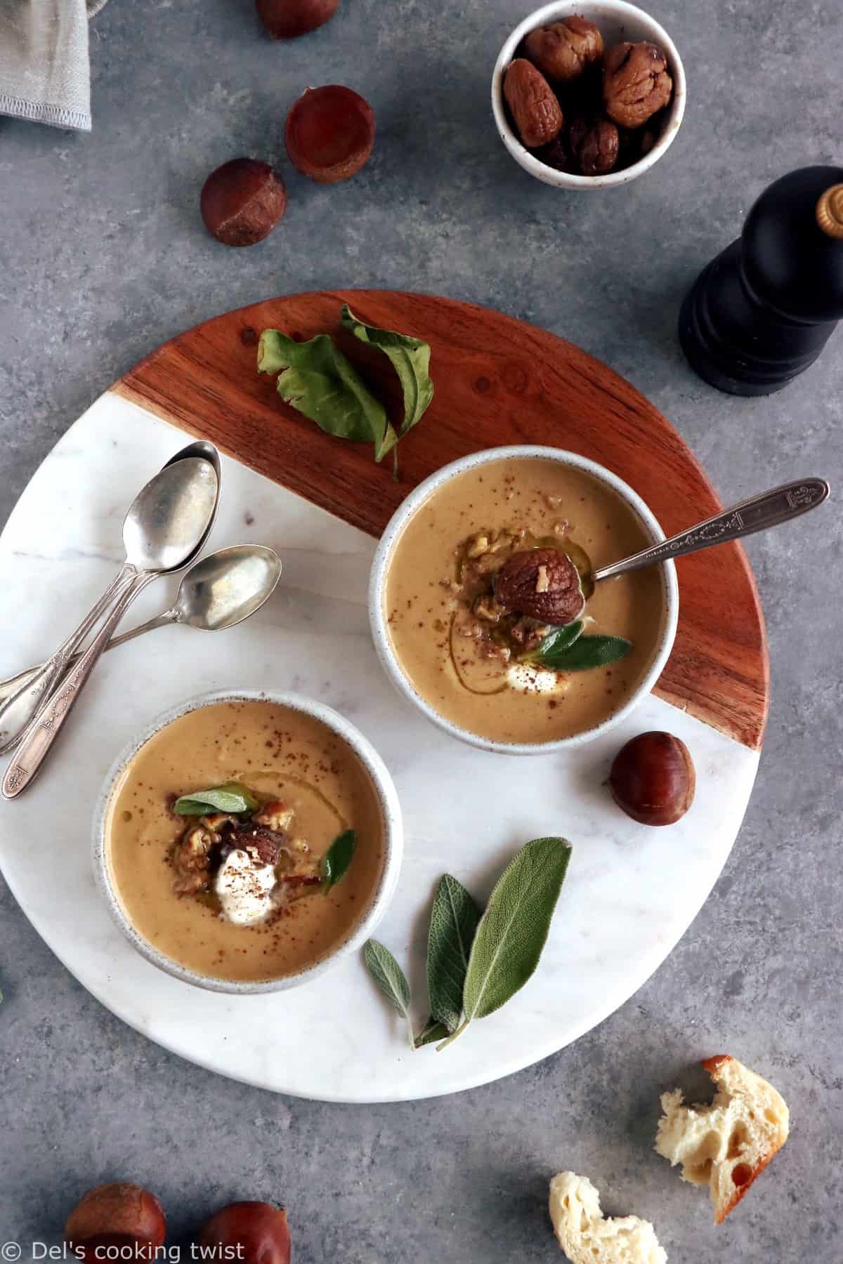 Avec ses saveurs rustiques et légères à la fois, cette soupe de châtaignes à la sauge constitue une entrée d'élégance pour un repas de fêtes.