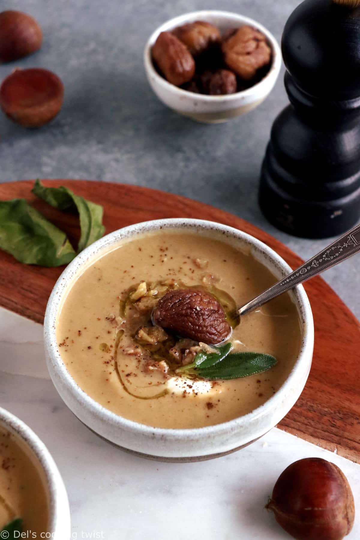 Avec ses saveurs rustiques et légères à la fois, cette soupe de châtaignes à la sauge constitue une entrée d'élégance pour un repas de fêtes.