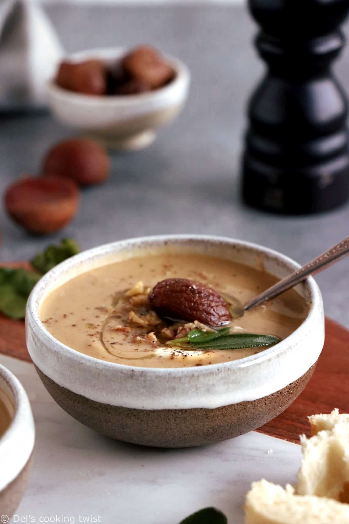 Avec ses saveurs rustiques et légères à la fois, cette soupe de châtaignes à la sauge constitue une entrée d'élégance pour un repas de fêtes.