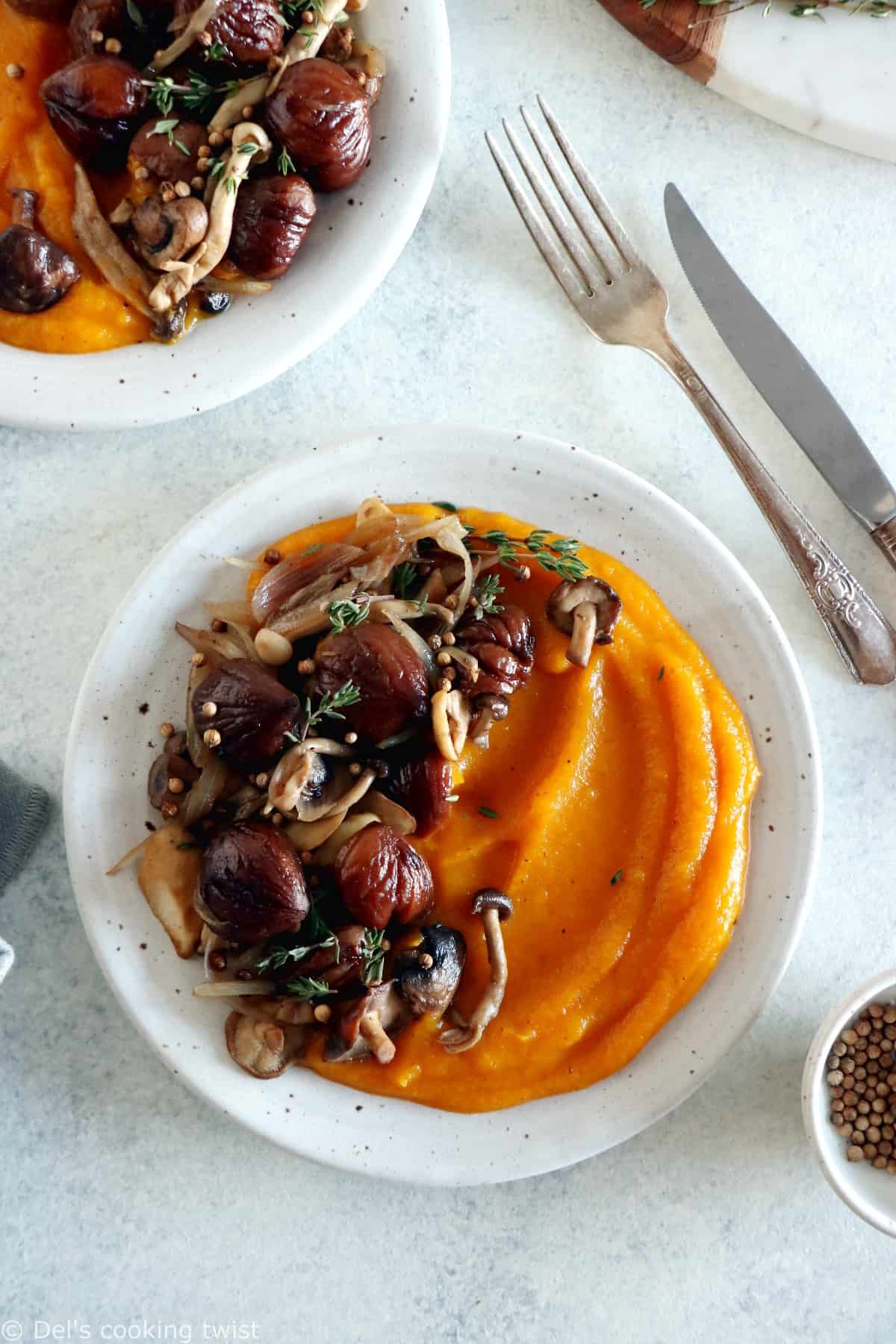 Avec ses airs modestes et élégants à la fois, cette fricassée de châtaignes et champignons et sa purée de courge aux 4 épices constituera une pièce maîtresse de votre menu de fêtes.