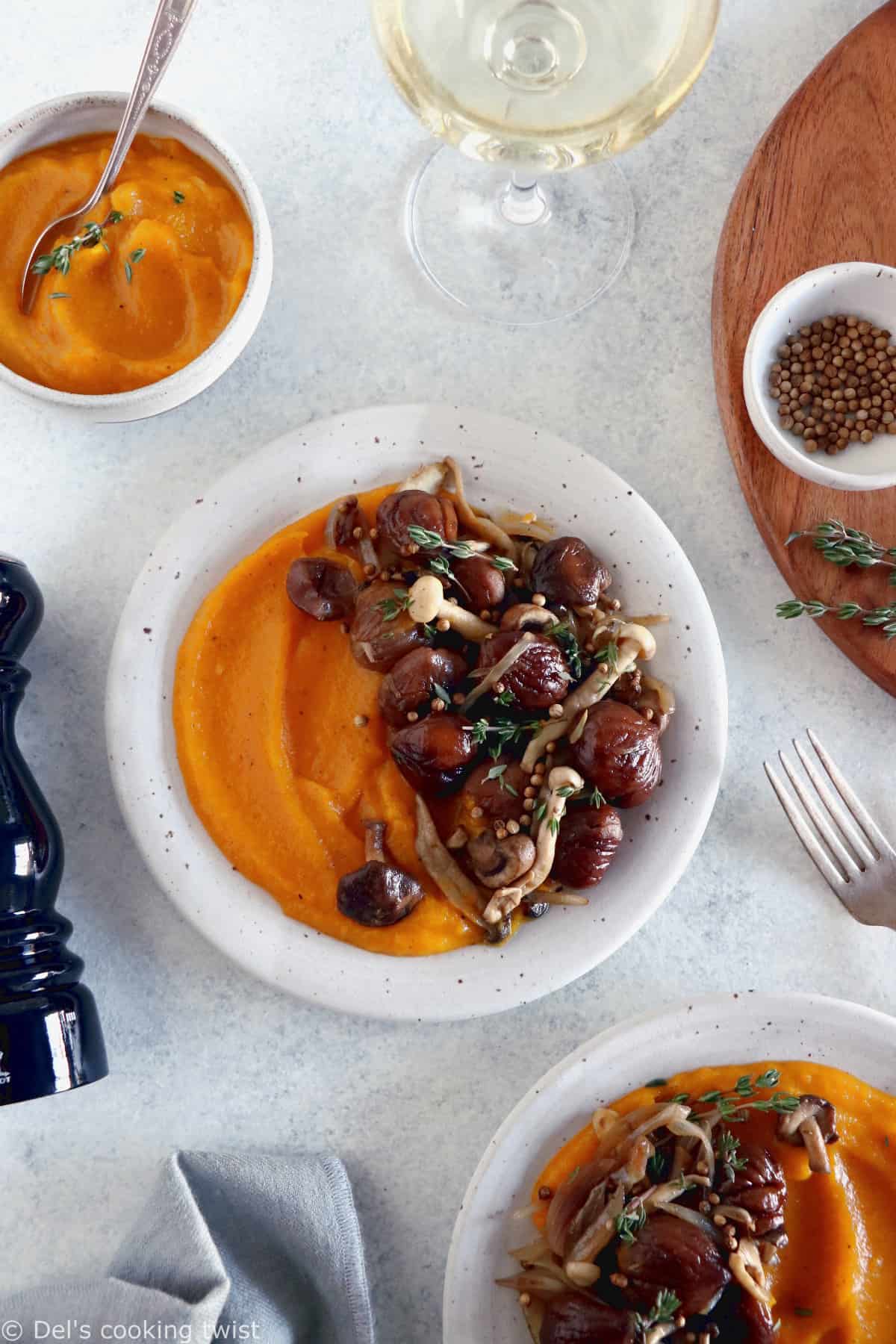 Avec ses airs modestes et élégants à la fois, cette fricassée de châtaignes et champignons et sa purée de courge aux 4 épices constituera une pièce maîtresse de votre menu de fêtes.