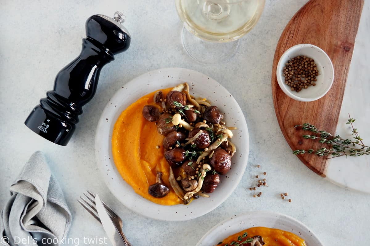 Avec ses airs modestes et élégants à la fois, cette fricassée de châtaignes et champignons et sa purée de courge aux 4 épices constituera une pièce maîtresse de votre menu de fêtes.