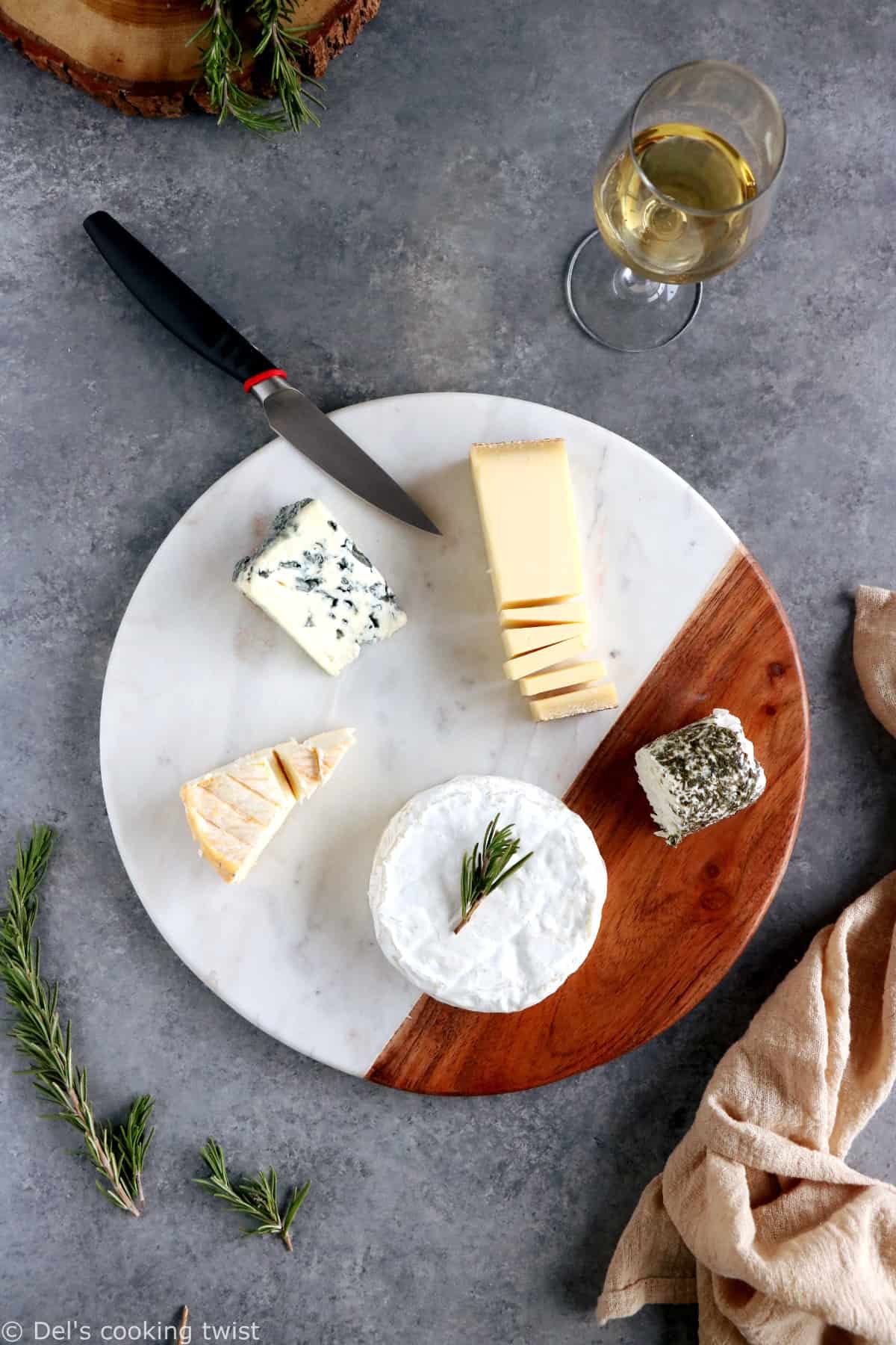 Apprenez à composer un joli plateau de fromages grâce à mon guide détaillé et mes photos étape par étape pour n'oublier aucune famille d'ingrédients.