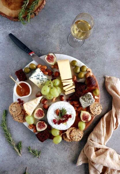 Apprenez à composer un joli plateau de fromages grâce à mon guide détaillé et mes photos étape par étape pour n'oublier aucune famille d'ingrédients.