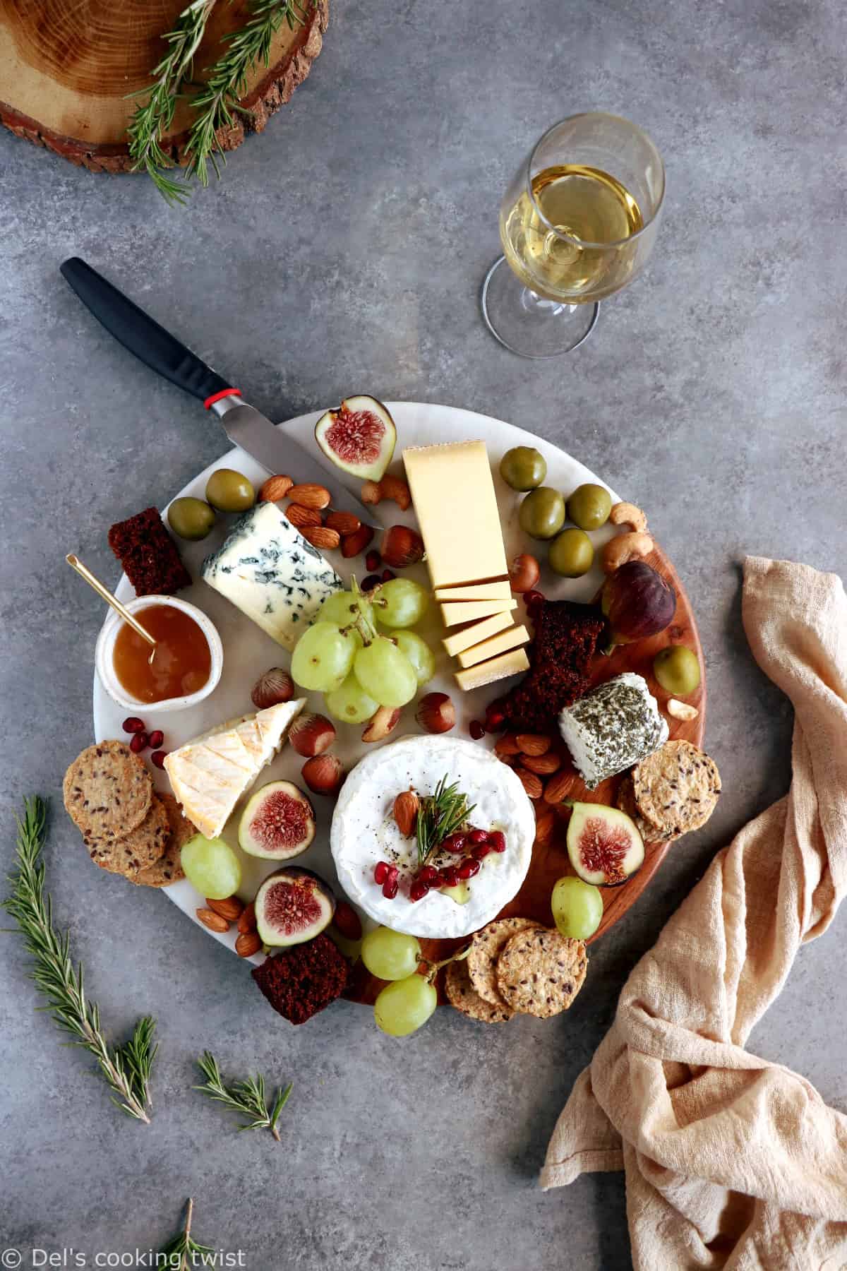 Here's a complete guide for how to make a perfect cheese board (vegetarian) with step-by-step photos to guide you.