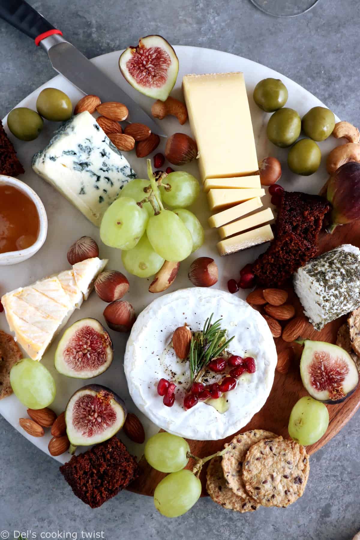 Here's a complete guide for how to make a perfect cheese board (vegetarian) with step-by-step photos to guide you.