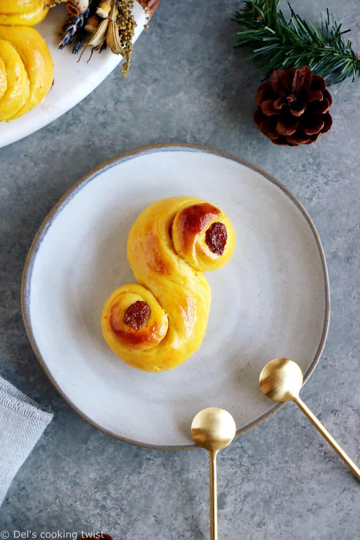 Les brioches suédoises au safran "Lussekatter" sont des petites brioches typiques de la Ste Lucie en Suède et plus généralement de la période qui précède Noël.