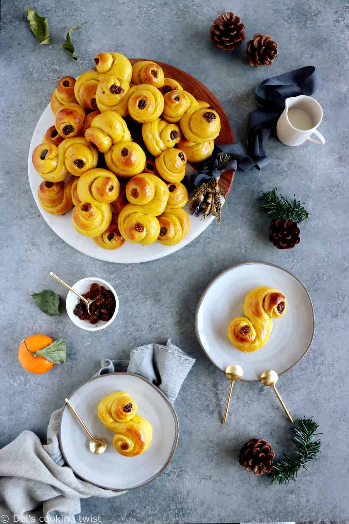 Les brioches suédoises au safran "Lussekatter" sont des petites brioches typiques de la Ste Lucie en Suède et plus généralement de la période qui précède Noël.